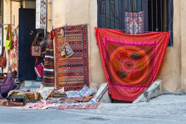 Tiflis eski şehirdeki sokak pazarında eski halı