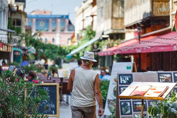 Cadde boyunca rahat kafe, dinlenmek ve yerel yemeklerin tadını en iyi yer