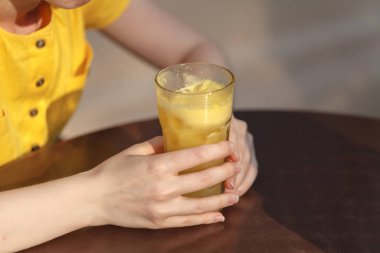 Genç kız içki bir Günaydın sağlıklı kahvaltı güler yüzlü olması süper gıdaların yapılan