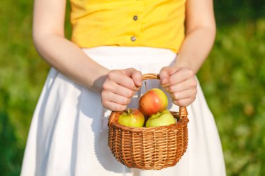 Kız holding sepet elma