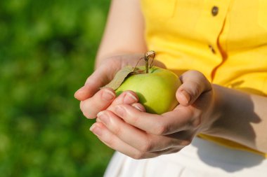 kadın olgun elma ile
