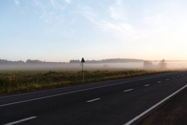 Dağlarda bir bulutta bir siste yol