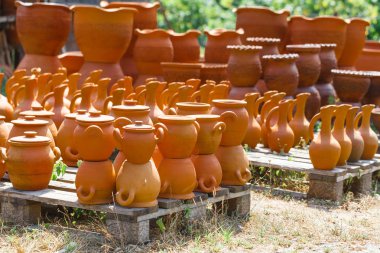 Gürcü el yapımı kil testiler.