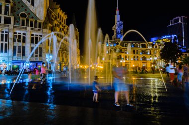 Çeşmede gece lambası ile arayan kişi