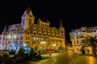 Avrupa Meydanı ile geceleri ışıklı