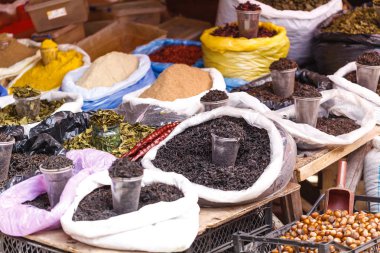 Semt pazarı çeşitli yiyecek ve içecekler ile çeşitli baharat. Gürcistan'daki gıda pazarı