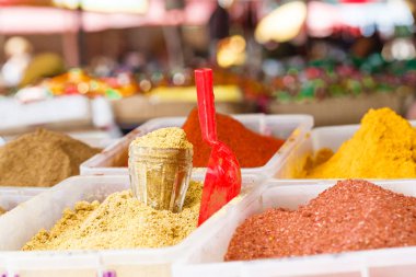 Semt pazarı çeşitli yiyecek ve içecekler ile çeşitli baharat. Gürcistan'daki gıda pazarı