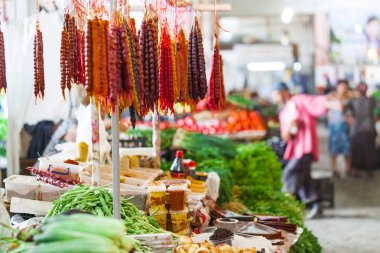 Gürcistan'daki çiftçi piyasasında çeşitli baharatlar