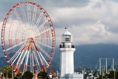 Seddin üzerindeki Mucizeler Parkı 'nda panoramik dönme dolap. Batumi, Georgia