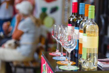 şarap şişeleri, alanın sınırlı derinlikli bir satırda