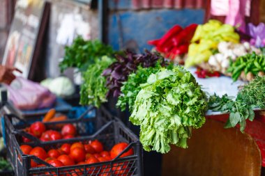 Çiftçi pazarında meyve ve sebze.