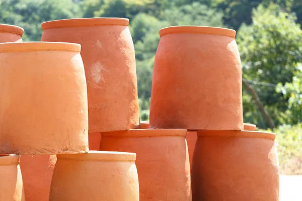 Pots géorgiens pour la fabrication du vin (kvevri ) — Photo