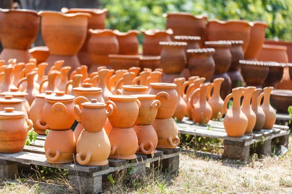 Pots en argile géorgienne faits main . — Photo