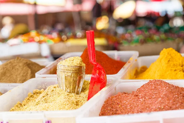 Semt pazarı çeşitli yiyecek ve içecekler ile çeşitli baharat. Gürcistan'daki gıda pazarı