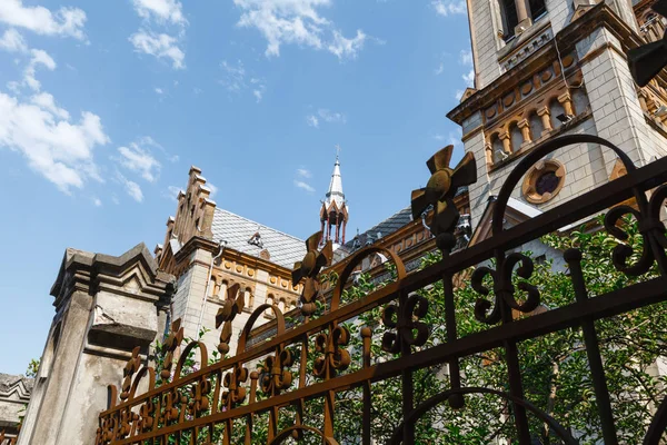 Järnstaket på bakgrunden av kyrkan — Stockfoto