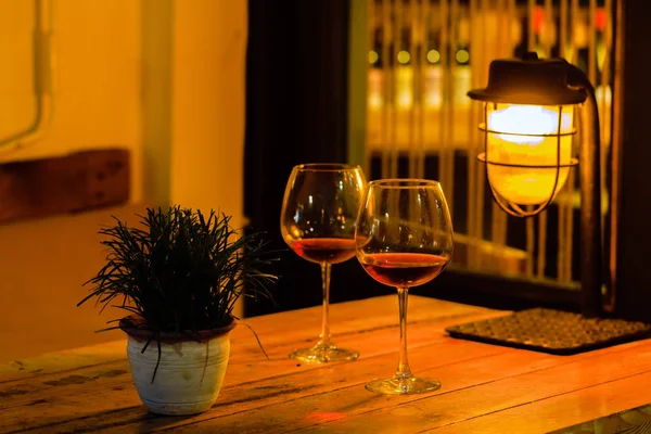 Красное вино в двух бокалах для романтики — стоковое фото