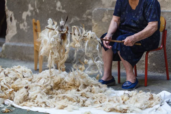 Merinos yün bir yaşlı kadının elinde