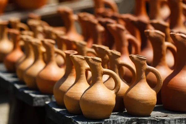 Jarras de arcilla georgianas tradicionales en venta en el pueblo Imagen de stock