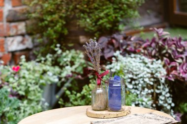 Boş kahve teras ile masa ve sandalyeler sokak görünümü 