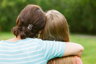 teen kızı açık güneşli üzerinde doğada ile sarılma anne