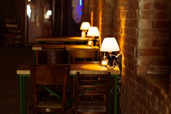 Straßencafé am Abend — Stockfoto