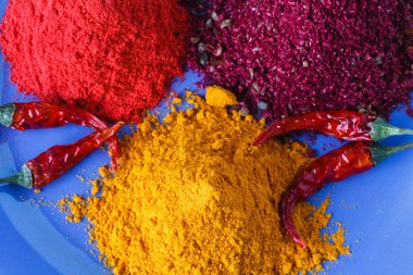 Kaşık ahşap zemin üzerinde zemin baharat