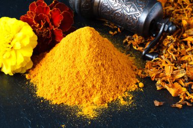 Arduvaz arka plan üzerinde zerdeçal tozu