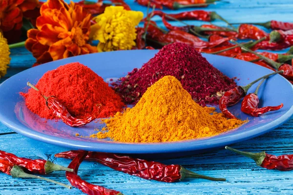 Kabın içinde çeşitli baharatlar