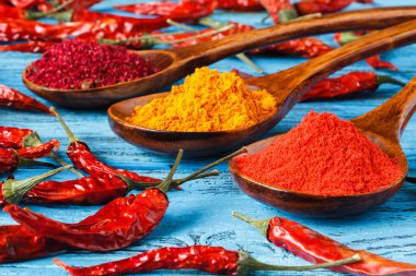 Ahşap masanın üzerinde bir kase biber tozu ile kompozisyon