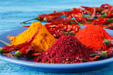 Ahşap masanın üzerinde bir kase biber tozu ile kompozisyon.