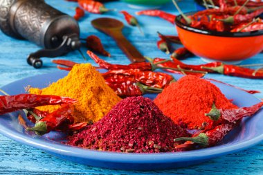 Karanlık bir arka plan üzerinde toz biber biber. Baharatlı biber scatte olduğunu