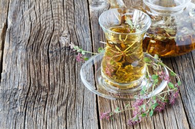 Azerbaycan siyah çay Doğu cam ve g taze kekik ile