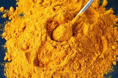 Zerdeçal (seçici odak) öbek üzerinde eski bir ahşap masa