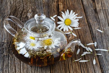 Neşeli bir güne başlamak için papatya çayı sabah fincan