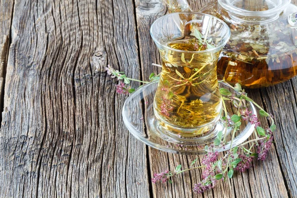 Azerbaycan siyah çay Doğu cam ve g taze kekik ile