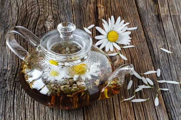 Neşeli bir güne başlamak için papatya çayı sabah fincan