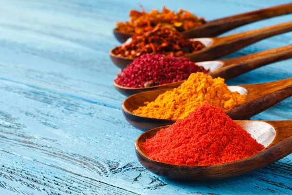 Baharat renkli yığını. Baharat, aromatik yatay. PAPR'la