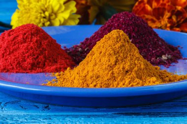 çeşitli baharatlar yığını