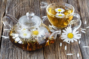 bir cam bardak bitkisel çay