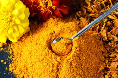 Baharat. Ahşap arka plan üzerinde çeşitli baharatlar. Safran, zerdeçal,