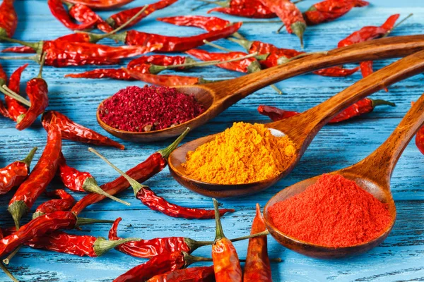 Baharat. Ahşap arka plan üzerinde çeşitli baharatlar. Safran, zerdeçal,