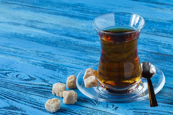 Cuisine azerbaïdjanaise Thé traditionnel dans des tasses spéciales de verre dans — Photo