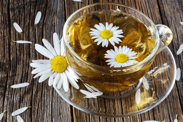 bir cam bardak bitkisel çay