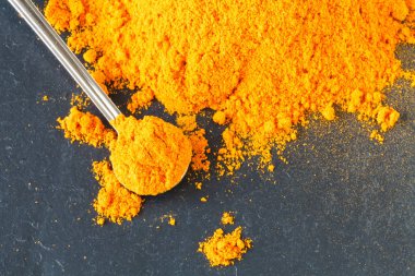 Zerdeçal (seçici odak) öbek üzerinde eski bir ahşap masa