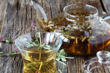 Azerbaycan siyah çay Doğu cam ve g taze kekik ile