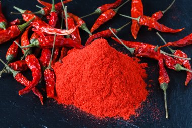 ahşap masa üstünde kırmızı biber biber