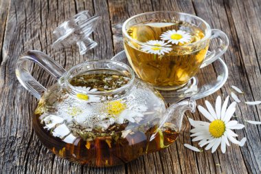 Bir tahta üzerinde tıbbi papatya çayı fincan