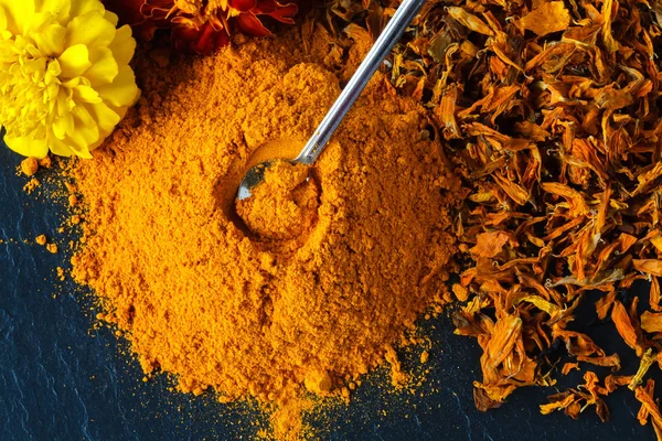 Pulbere de turmeric pe fundal ardezie — Fotografie, imagine de stoc