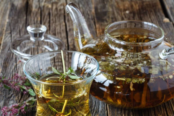 Orta Doğu siyah çay ile kekik, etnik cam ve cam çaydanlık,