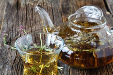 kekik çayı ile taze demet kekik, kekik çay fincanı içinde